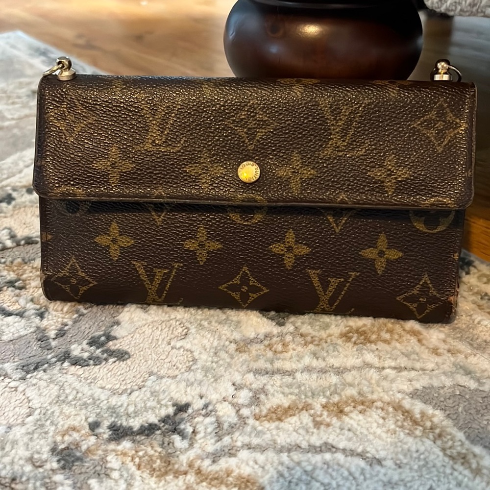 Authentic Luis Vitton wallet/clutch/mini purse